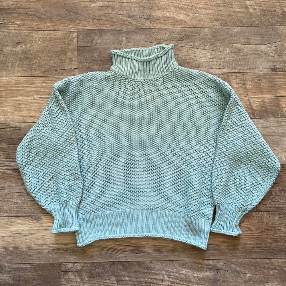 Medium Heavyweight Acrylic Knit Sweater